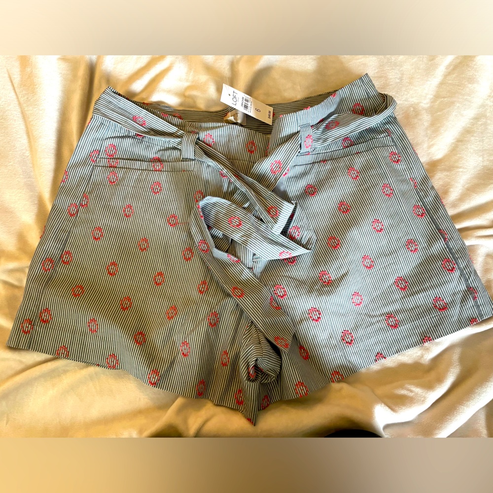 NWT. LOFT shorts size 6